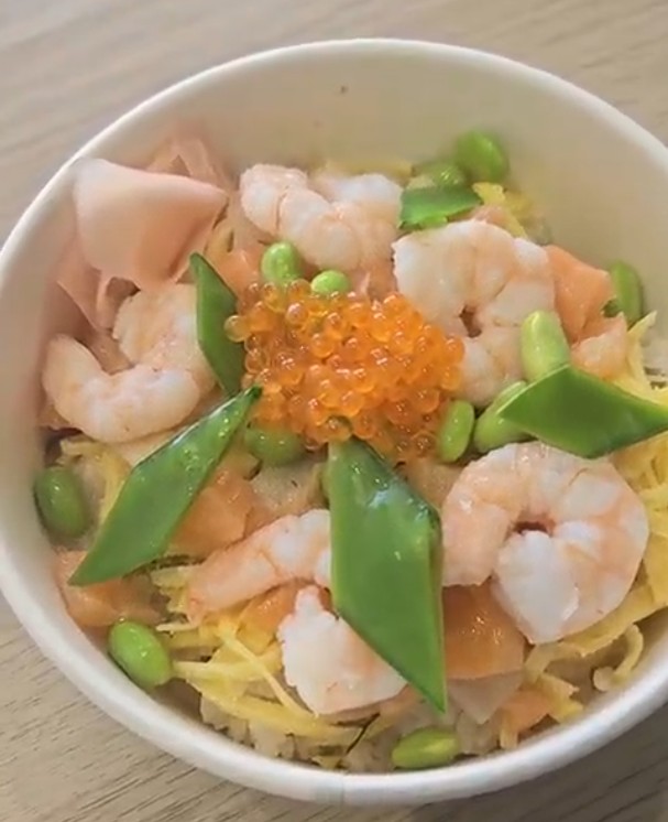 Chirashi zushi